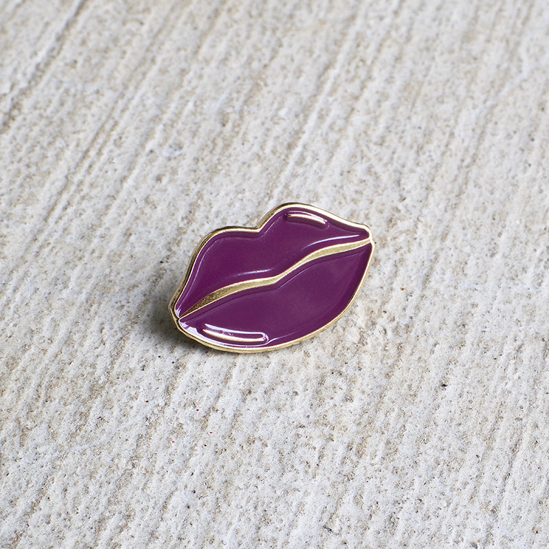 Lips purple enamel pin